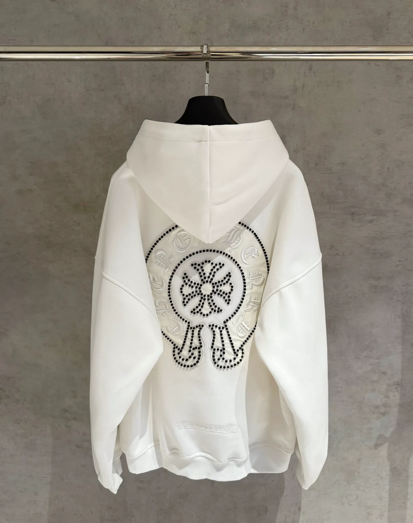 🅿️410 [Strict quality control] CH Croixin's new long-sleeved hooded sweatshirt. The fabric is made of heavy 480g double yarn fabric. Front and back embroidery➕beads. Ready-to-wear loose fit. The fabric is stiff and stylish. It does not deform or shrink. Color: black, white, floral gray. Size: M-2xl